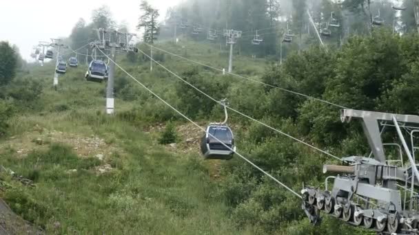 Sochi, Roza Khutor no verão. funicular ou cabo-ferroviário nas montanhas. tiro no escuro — Vídeo de Stock