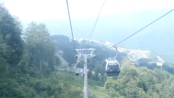 Sochi, Roza Khutor w okresie letnim. Kolejka linowa lub kolejką w górach. Widok z kabiny. — Wideo stockowe