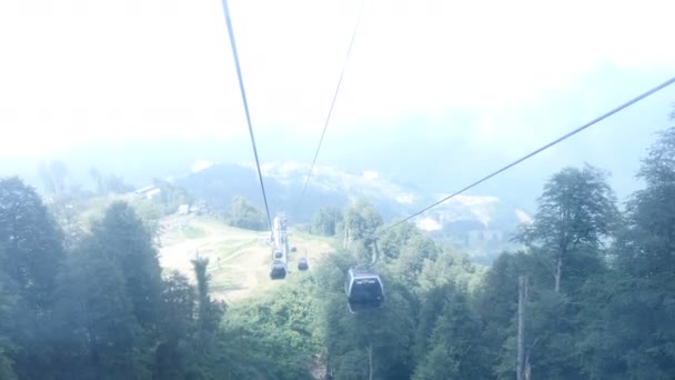 Sochi, Roza Khutor no verão. funicular ou cabo-ferroviário nas montanhas. Vista da cabina . — Vídeo de Stock