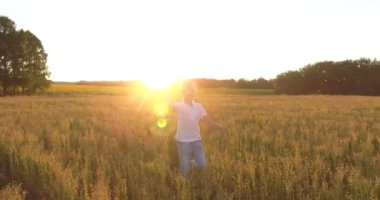 Mutlu çocukluk kavramı. Sevimli sarışın çocuk elinde oyuncak uçak ile ekilen alan aracılığıyla çalışan helikopter görünümü. Fridom hissediyorum