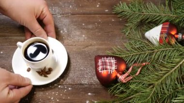Yeni yıl ve mutlu Noeller 2019 2020. ahşap arka plan üzerinde süslemeleri ile Noel ağacı. El freshbrewed kahve koyar.