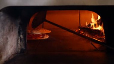 Pizza pizza-ekmek Restoran fırın burning geleneksel ahşap pişmiş. Pizza Restoran açık mutfakta yemek Şef pizza makinesi.