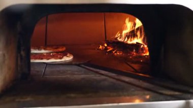 Pizza pizza-ekmek Restoran fırın burning geleneksel ahşap pişmiş. Pizza Restoran açık mutfakta yemek Şef pizza makinesi.
