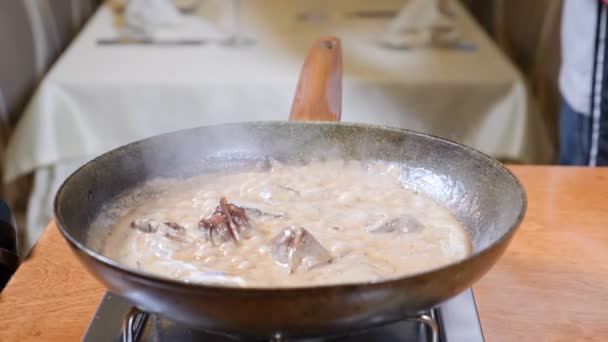 Крупним планом шеф-кухар приготування страви стилю Фламбе з шматочками печінки на гарячій сковороді в ресторані. Повільний рух . — стокове відео