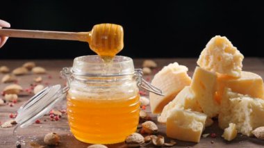 Gıda Sanat. Honeystick yavaş çekimde üzerinden aşağı dökülen tatlım. Restoran yemek sunumu. Gösteri mutfağı restoran