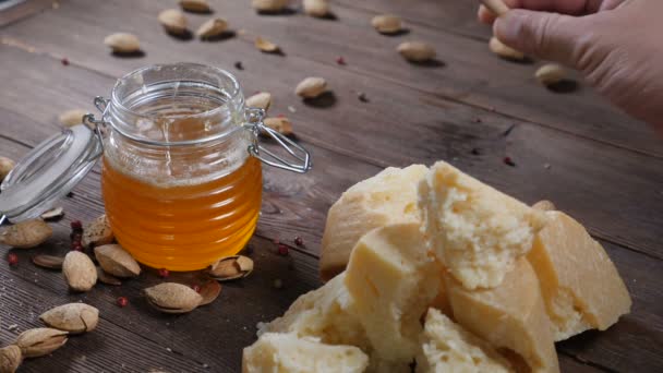 Honing en kaas. Mannenhand zet honing stok. Slow-motion. Voedsel kunst. — Stockvideo