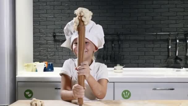 Χαριτωμένο αγοράκι με καπέλο σεφ διασκεδάζοντας με ένα πλάστη και gough σε αυτό. Αστεία μαγειρική έννοια. 4k — Αρχείο Βίντεο