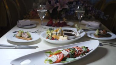 Ağır çekimde şarap sirke ile dökülür varlık lezzetli caprese salatası. Son dokunuş. Usta reastaurant içinde yemek. HD