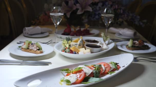 Voedsel-art. Chef-kok in restaurant giet wijn azijn op Caprese salade in slow motion. Cool koken. Restaurant tafel serveren. Volledige hd. — Stockvideo