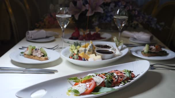 Heerlijke caprese salade met wijnazijn in slowmotion wordt gegoten. Finishing touch. Meesterkok koken in rather. HD — Stockvideo