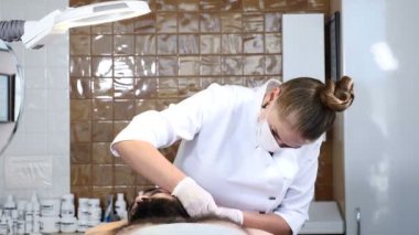 Doktor dermatolog elektrokoagülasyon yapar. Adam benler ve papillomas kaldırmak için güzellik uzmanı ziyaret etti. 4k