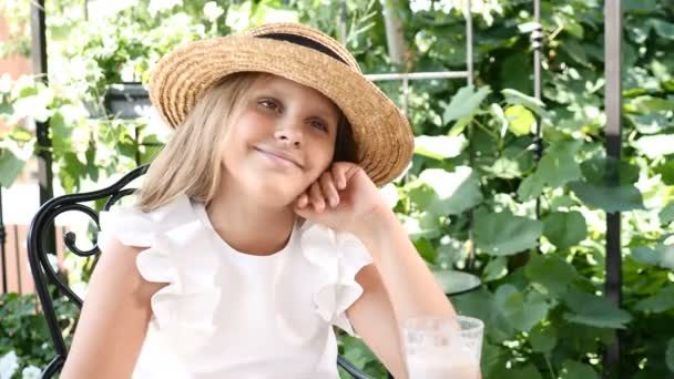Bahçe güneşte zevk hasır şapkalı şirin kız portresi. Pretten kız gülümseyerek ve kamera gülüyorsun. 4k — Stok video