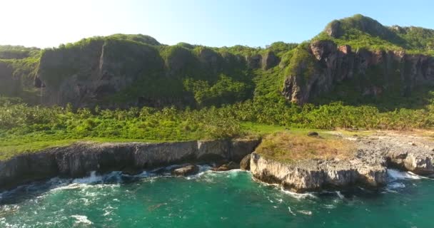 Aerial drone birds eye view vídeo on sea waves and rocky island, turquesa water. Paraíso tropical Ilhas do atol pacífico. Vista superior. 4k — Vídeo de Stock