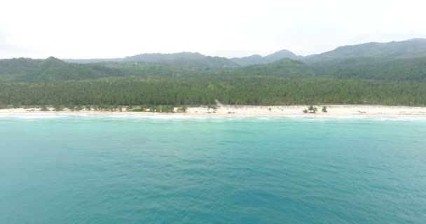 Disparo de helicóptero de isla tropical y agua turquesa. Cámara moviéndose sobre las olas del mar. Disparo en 4k — Vídeo de stock