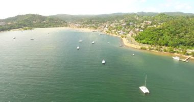 Üstten görünüm denizdeki yelkenliler, yatlar defne. Egzotik ada turkuaz su ve palmiye ağaçları. İlgi duyulan yerler. 4k