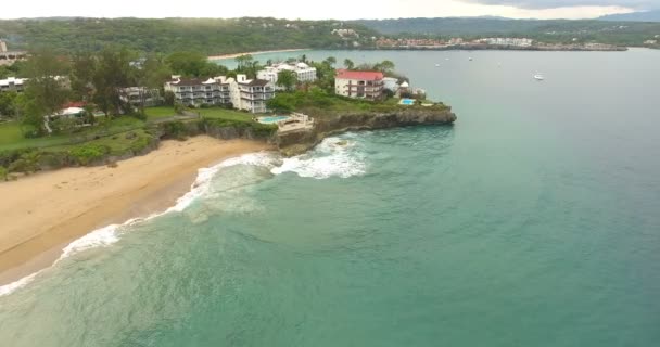 Vista en helicóptero de la costa de la ciudad en un resort. agua turquesa del océano Atlántico. Playas de arena sin gente. 4k — Vídeos de Stock