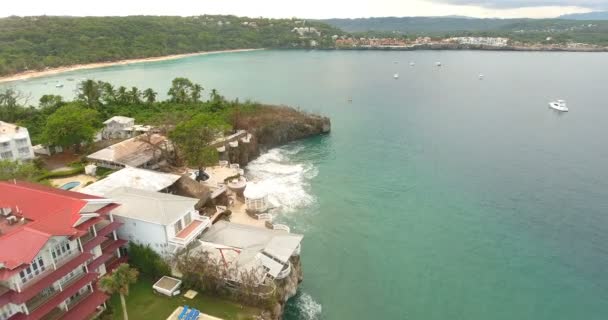 Vista aérea de praias arenosas sem pessoas. Litoral arenoso com casas. Linda ilha tropical. 4k — Vídeo de Stock