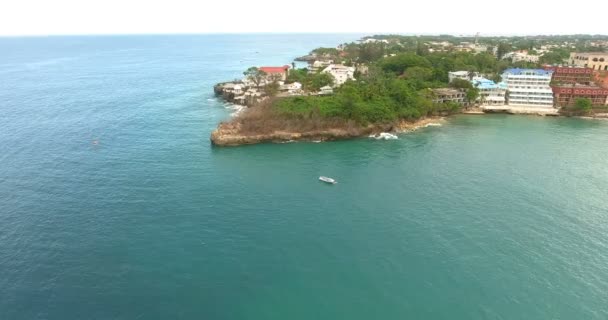 Luchtfoto vogel oog zicht op het exotische eiland en prachtige oceaan met turquoise water. 4k — Stockvideo