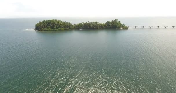 Красота природы. Эзотический остров в океане с бирюзовой водой. 4k — стоковое видео