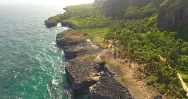 Hava kuş bakışı egzotik Adası'nın kayalık sahil şeridi üzerinde. Turist kavramı. Helikopter vurdu. 4 k
