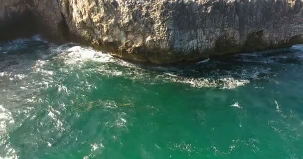 Nature sauvage. Vue aérienne d'une beauté intacte de la nature. Les vagues océaniques éclaboussent contre les côtes rocheuses. République dominicaine. 4k 