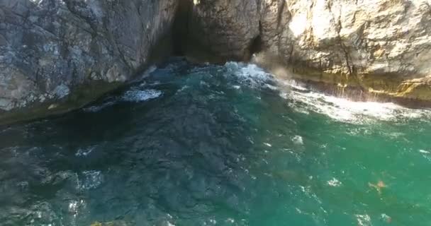 Océano salvaje. aguas turquesas del océano Atlántico contra la costa montañosa de la isla. Concepto de belleza de la naturaleza. Un disparo aéreo. 4k — Vídeo de stock