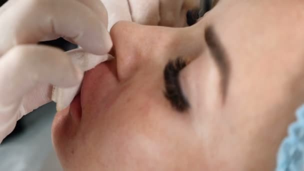 Part of medical Lips augmentation procedure. Female beautician modulating lips. Botox injections. 4 k — Stock Video