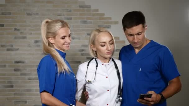 A rotina diária dos médicos. Três médicos a fazer selfie juntos. Médicos sorridentes. 4 k — Vídeo de Stock