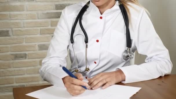 De Examination.Portrait van de gezondheid van een vriendelijk lachende vrouwelijke arts met een phonendoscope op hals in gesprek met een patiënt glimlachend in de camera. 4k — Stockvideo