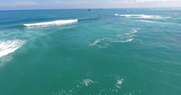 海の美しさ。海の波と空色の水。エキゾチックな場所概念。自然の美しさ。大西洋の波の空中写真。4 k — ストック動画