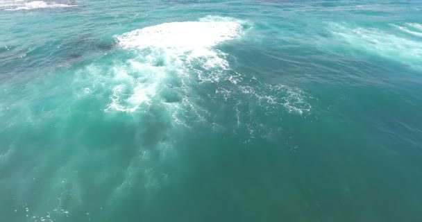 Magnifecent 海。無制限の海が美しい海の波飛沫をヘリコプターで撮影します。4 k — ストック動画