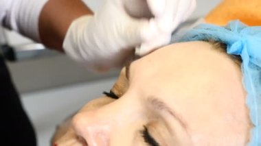 Modern güzellik kavramı. Üst düzey kadın müvekkilinin sağlık kliniği yordamlar anti-aging yüz almak. Şevval özçelik güzellik microneedle hyaluronik enjeksiyonları için kullanır. 4k