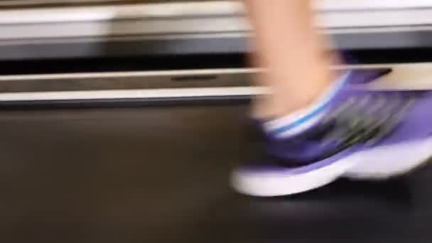 有吸引力的20s。女性脚在健身俱乐部的跑步机上。幸福的概念。步行轨道。交叉配合。4k — 图库视频影像
