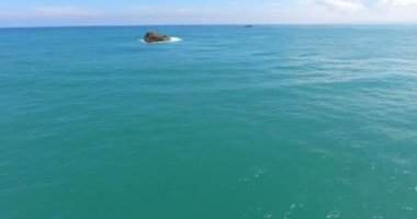 Hava dron kuşlar göz görüş video dalgalar deniz ve kayalar, turkuaz su. tropik cennet Pasifik atoll Adaları. Üstten Görünüm. 4 k'dan fazla vurdu