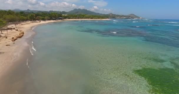 Hermosa isla pacífica. Olas marinas en el océano Atlántico. Aerial drone birds eye view video on turquoise water. Vista superior. Disparo en 4k — Vídeo de stock