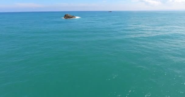 Vue aérienne des oiseaux de drone vidéo sur les vagues de mer et les rochers, l'eau turquoise. paradis tropical îles atoll pacifique. Vue de dessus. Tourné en 4k — Video