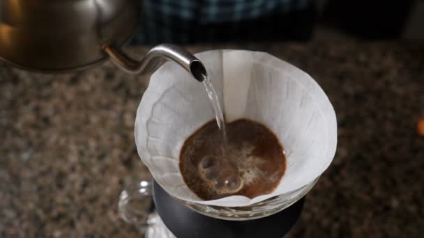 Barista water gieten in papieren filter met koffie. Brouwen koffie in koffiehuis. volledige hd — Stockvideo