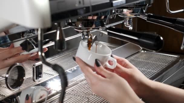 咖啡店的概念 关闭的女咖啡师手拿着杯子在咖啡机 耕地面积咖啡制作 — 图库视频影像