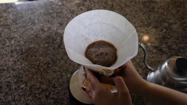 Moderno metodo di preparazione del caffè. Caffetteria affollata. primo piano della preparazione del caffè — Video Stock