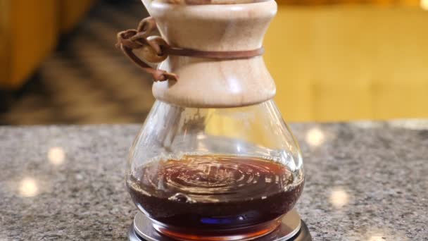 Slow motion van moderne methode van koffie brouwen. Drukke coffeeshop. Close up van koffie. Druppels koffie. HD — Stockvideo