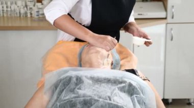 Sağlık kliniğinde. Şevval özçelik Güzellik yüz maskesinde Mezoterapi kozmetik prosedür yapma. Güzellik enjeksiyonları. HD
