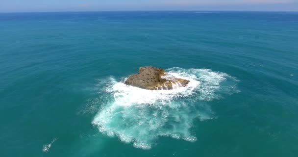 Φάρος στο πανέμορφο βραχώδες νησί στον ωκεανό. τιρκουάζ κύματα εκτοξεύεται. Κηφήνας θέα στο παράδεισο του Ειρηνικού. Το Top view. 4k — Αρχείο Βίντεο