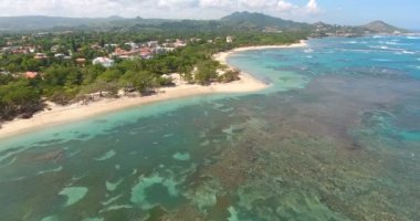 Hava helikopter görünüm egzotik ada ve güzel deniz dalgaları. Saf su ve yeşil mercan kayalıkları. Turist ziyaret etmek için yer. 4k