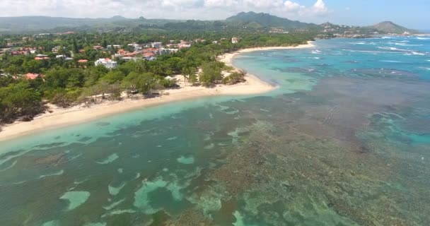 Vista aérea del helicóptero en la isla exótica y hermosas olas marinas. Agua pura y arrecifes de coral verdes. Lugar turístico para visitar. 4k — Vídeo de stock