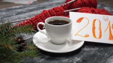 Yeni yıl 2019 kavramı. Bir fincan kahve ve kırmızı iplik iğne ve çam ağacı dalları ile birlikte ahşap bir arka plan üzerine yerleştirilen bir 2019 Not. HD