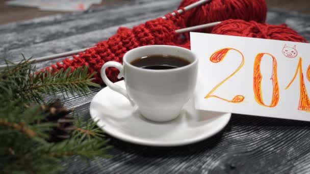 새 해 2019 개념입니다. 한 잔의 커피와 2019 참고 지점 빨간 털 뜨개질 바늘과 소나무와 함께 나무 배경에 배치. hd — 비디오