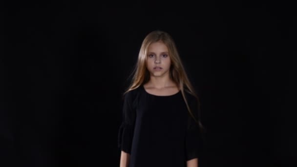 Videoritratto di adorabile modella adolescente con lunghi capelli biondi in posa guardando la macchina fotografica. Adatto per commerciale. 4k — Video Stock