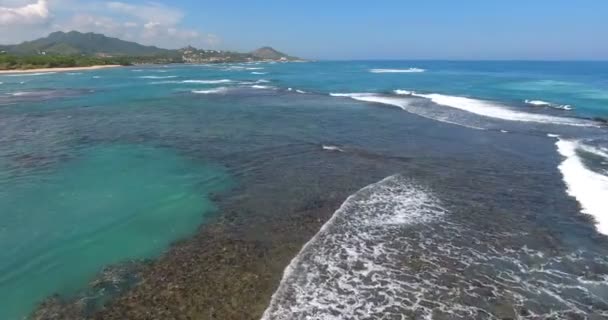 Repül át a gyönyörű turquois tengeri hullámok a víz zátonyok csodálatos egzotikus szigetre. Utazás koncepció. 4k — Stock videók