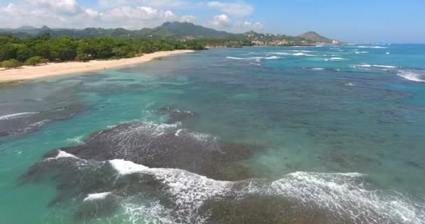 Repülő felett szép óceán hullámai, egzotikus tengerpart házak és az ujjak tenyér. 4 k. felülnézet — Stock videók