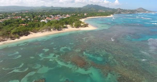 Volando Sobre Hermosas Olas Turquesas Increíble Océano Bajo Dron Volador — Vídeo de stock
